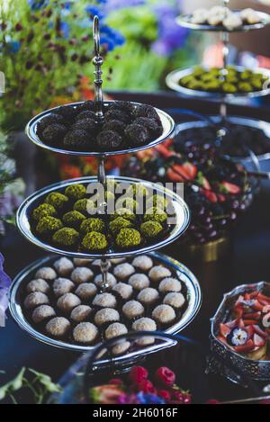 Colpo verticale di vari tipi di dolci e caramelle su un tavolo Foto Stock