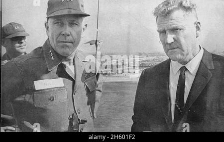 Capo Cahill e collina Generale (Guardia Nazionale) presso l'eliporto della Sala di Giustizia, foto di un rapporto sui disordini civili a San Francicsco ca. 1° gennaio 1966 Foto Stock