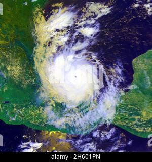 Questa immagine dell'uragano Katia è stata catturata dall'avanzato radiometro ad altissima risoluzione (AVHRR) sul satellite MetOp-A l'8 settembre 2017 Foto Stock