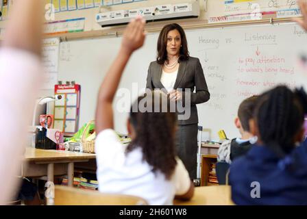 Il procuratore generale Harris visita gli studenti il primo giorno della scuola - il procuratore generale Kamala Harris ha visitato la Baldwin Hills Elementary School a Los Angeles per celebrare il primo giorno dell'anno scolastico 2014. CA. 12 agosto 2014 Foto Stock