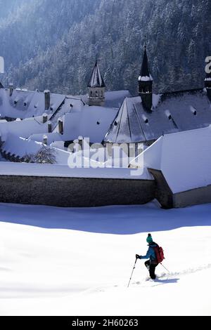 FRANCIA, ISERE ( 38 ), SAINT PIERRE DE CHARTREUSE, RACCHETTE DA NEVE SUL PARCO NATURALE DI CHARTREUSE DI FRONTE AL MONASTORY DI GRANDE CHARTREUSE Foto Stock