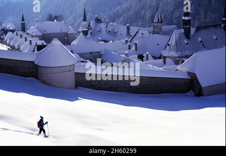 FRANCIA, ISERE ( 38 ), SAINT PIERRE DE CHARTREUSE, RACCHETTE DA NEVE SUL PARCO NATURALE DI CHARTREUSE DI FRONTE AL MONASTORY DI GRANDE CHARTREUSE Foto Stock