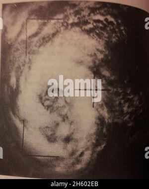 Questa foto di Typhoon Mary è stata scattata dal satellite meteo TIROS VIII il 19 agosto 1965 Foto Stock