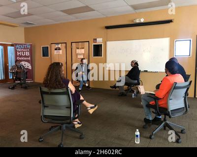 Il governatore Gavin Newsome ha incontrato i leader della comunità di Oakland per discutere le riforme della polizia e della giustizia penale ca. 9 giugno 2020 Foto Stock