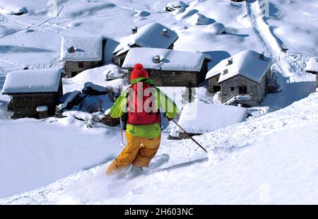 FRANCIA, SAVOY ( 73 ), SAINTE FOY TARENTAISE, SCI NELLA PISTA OFF SOPRA IL VILLAGGIO DI MONAL NELLA STAZIONE SCIISTICA Foto Stock