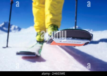 FRANCIA, SAVOY ( 73 ), LES MENUIRES, SCI ALPINISMO SUL PICCOLO VILLAGGIO DI LE CHATELARD NEL COMPRENSORIO SCIISTICO CHIAMATO 3 VALLEES Foto Stock