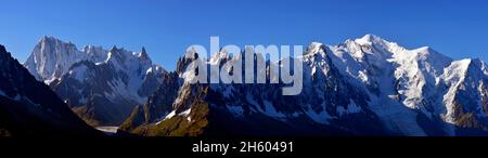 FRANCIA, HAUTE SAVOIE ( 74 ), CHAMONIX, A DESTRA IL MONTE BIANCO, CIMA PIÙ ALTA DI EUROPA 4810 METRI, A SINISTRA IL GRANDES JORASSES Foto Stock