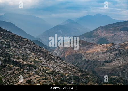 Ottobre 2017. Kailas è un villaggio di oltre 300 famiglie e più di 3000 persone situate diverse migliaia di metri in cima alle montagne dalla città di Chainpur. L'accesso è solo da un ripido sentiero che attraversa le colline. Kailas, distretto di Bajhang, Nepal. Foto Stock