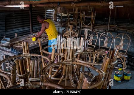 Luglio 2017. Proprietario, Idevlino Dagot, che fa mobili in rattan a Dagot Rattan Artigianato e Mobile. Puerto Princesa, Palawan, Filippine. Foto Stock