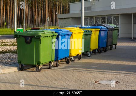 Fila di bidoni della spazzatura per la separazione dei rifiuti e  riciclaggio Foto stock - Alamy