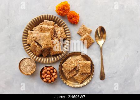 Indiana makar sankranti festival cibo o dolci. Tilgul in una piccola piastra di ottone. Tilgul è fatto di semi di sesamo, arachidi, ghee e jaggery. Til gul Foto Stock