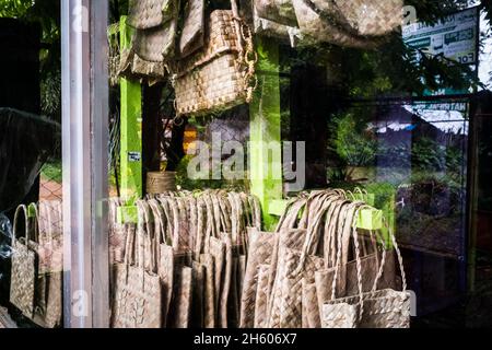 Luglio 2017. Tessuti di rattan al Nagkakaisang Tribu ng Palawan (NATRIPAL) o le tribù unite dell'ufficio di Palawan indigenious mestieri showroom. Puerto Princesa, Palawan, Filippine. Foto Stock