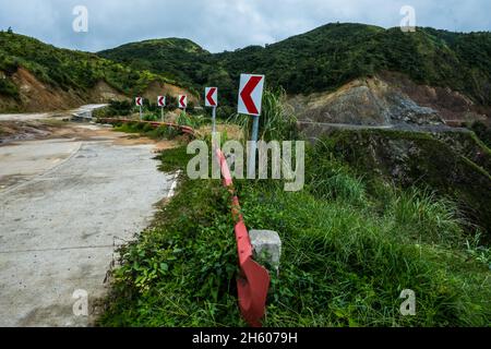 Luglio 2017. Questa strada tortuosa è lastricata appena sopra Malico, ma si gira a sterrato poco dopo. Foto Stock