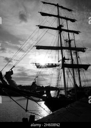 Silhouette di una nave classica al tramonto. Foto in bianco e nero ad alto contrasto. Foto Stock