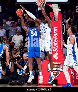 New York, New York, Stati Uniti. 10 novembre 2021. Kentucky Wildcats Forward Oscar Tshiebwe (34) è fallo del Duke Blue Devils Center Mark Williams (15) nella seconda metà durante lo state Farm Champions Classic al Madison Square Garden a New York City. Duke sconfisse il Kentucky 79-71. Duncan Williams/CSM/Alamy Live News Foto Stock