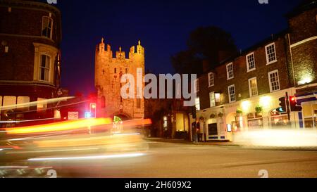 traffico passando micklegate bar al crepuscolo york regno unito Foto Stock