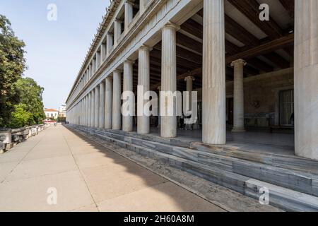 Atene, Grecia. Novembre 2021. Vista panoramica del colonnato esterno dell'edificio del museo Agora nel centro della città Foto Stock