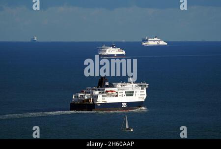 Foto del file datata 2/11/2021 dei traghetti DFDS e P&o che attraversano la Manica durante il bel tempo. L'autorità di regolamentazione della concorrenza del Regno Unito ha avviato un'indagine su un accordo di condivisione delle capacità tra P&o Ferries e DFDS. In maggio, i due operatori di traghetti hanno sottoscritto un accordo di carta spaziale reciproca sulla rotta dover-Calais per ridurre i tempi di attesa dei clienti del trasporto merci. Data di emissione: Venerdì 12 novembre 2021. Foto Stock