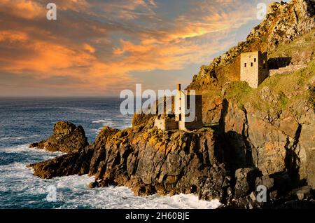 Tramonto su vecchie miniere di stagno in cornovaglia inghilterra Foto Stock