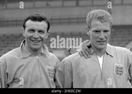 Foto del file datata 03-04-1962 dei giocatori inglesi Jimmy Armfield, a sinistra, e Ron Flowers. Flowers, che è stato un membro della squadra vincitrice della Coppa del mondo 1966, è morto all'età di 87 anni, l'associazione di calcio ha annunciato. Data di emissione: Venerdì 12 novembre 2021. Foto Stock