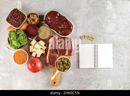 Alimenti ad alto contenuto di ferro, comprese uova, noci, spinaci, fagioli, tofu, fegato, manzo, barbabietola, cozze, e cioccolato fondente. Foto Stock