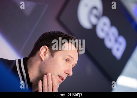 Colonia, Germania. 12 novembre 2021. Thomas Pesquet, astronauta francese dell'ESA, parla al Centro europeo degli astronauti (EAC) dopo circa sei mesi di permanenza a bordo dell'ISS (Mission alpha). Credit: Rolf Vennenbernd/dpa/Alamy Live News Foto Stock