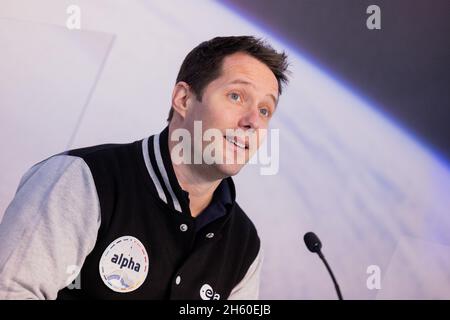 Colonia, Germania. 12 novembre 2021. Thomas Pesquet, astronauta francese dell'ESA, parla al Centro europeo degli astronauti (EAC) dopo circa sei mesi di permanenza a bordo dell'ISS (Mission alpha). Credit: Rolf Vennenbernd/dpa/Alamy Live News Foto Stock