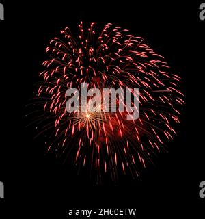 Fuochi d'artificio colorati isolati su sfondo cielo nero. Foto Stock