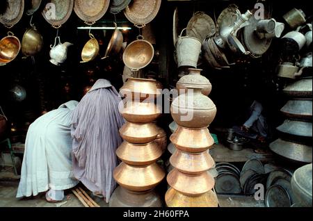 Peshawar, donne a bazar, Città Vecchia, Khyber Pakhtunkhwa, Pakistan Foto Stock