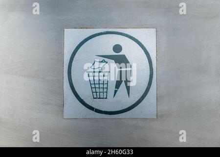 Simbolo spazzatura, icona cestino, logo su sfondo metallico.ga Foto Stock