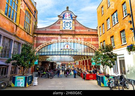 Ingresso alla galleria commerciale Windsor Royal Station e alla stazione ferroviaria Windsor & Eton Central, Windsor, Berkshire, Regno Unito Foto Stock