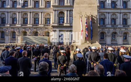 Londra, Regno Unito. Il Servizio annuale di memoria della Western Front Association si svolge presso il Cenotaph di Whitehall il 11 novembre 2021, attirando grandi folle che vengono a pagare i loro rispetti in una giornata di autunno soleggiato. Credit: Malcolm Park/Alamy Foto Stock