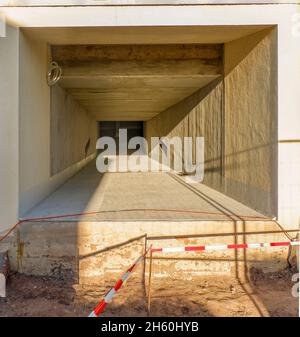 Primo piano di un parcheggio sotterraneo entrata di un edificio poco prima del completamento Foto Stock