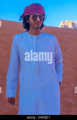Wadi Rum, Giordania - 21 ottobre 2021: Ritratto di un giovane uomo beduino, a Wadi Rum, parco nel deserto nel sud della Giordania Foto Stock