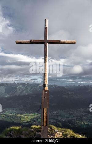 Croce di vetta nelle Alpi - Dolomiti Foto Stock