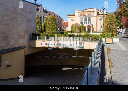 Ingresso del parcheggio sotterraneo sotto Petofi ter con il teatro, Sopron, Ungheria Foto Stock