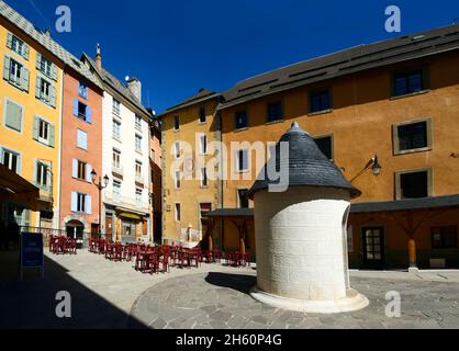 FRANCIA, HAUTES ALPES ( 05 ), BRIANCON, POSTO PRINCIPALE ALL'INTERNO DEL CASTELLO, CASE COLORATE E SUN DIAL Foto Stock