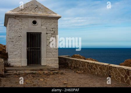 Cappella bianca sull'isola rousse o isola rossa, corsica, Francia, paesaggio e viaggi, destinazione di vacanza . Foto Stock