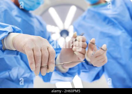 Due chirurghi lavorano insieme durante un intervento chirurgico di emergenza in un ospedale Foto Stock