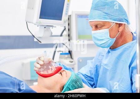 L'anestesista sottoponga la paziente all'anestesia prima dell'intervento in clinica Foto Stock