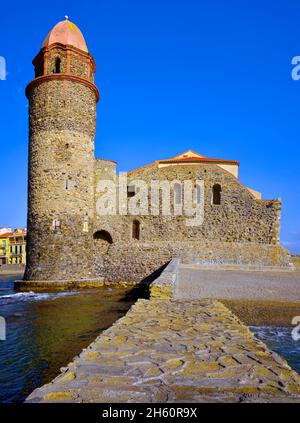 FRANCIA, PIRENEI ORIENTALI ( 66 ), COLLIOURE, CHIESA DI COLLIOURE NEL SUD DELLA CITTÀ DI PERPIGNAN Foto Stock