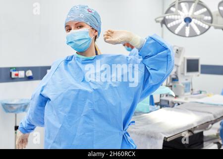 L'infermiere esausto si allunga dal lavoro in eccesso dopo un'operazione faticosa Foto Stock