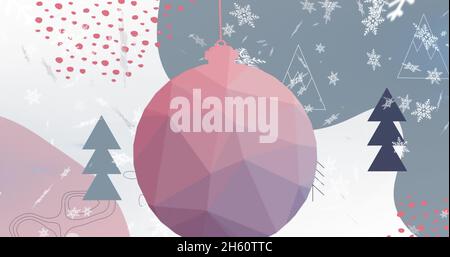 Immagine della neve che cade sopra i bauble di natale e gli alberi Foto Stock