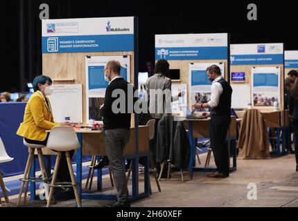 Parigi, Francia. 11 Nov 2021. I partecipanti partecipano al 4° Paris Peace Forum alla Grande Halle de la Villette di Parigi, Francia, 11 novembre 2021. Giovedì scorso a Parigi è iniziato il 4° Forum di pace di Parigi, durante il quale i partecipanti discuteranno come affrontare la governance globale nell'era post-COVID-19 attraverso una migliore gestione delle sfide globali attraverso la cooperazione internazionale e l'azione multilaterale. Credit: Gao Jing/Xinhua/Alamy Live News Foto Stock