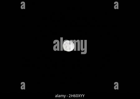 La luna piena è il momento in cui il sole e la luna sono in opposizione l'uno all'altro Foto Stock