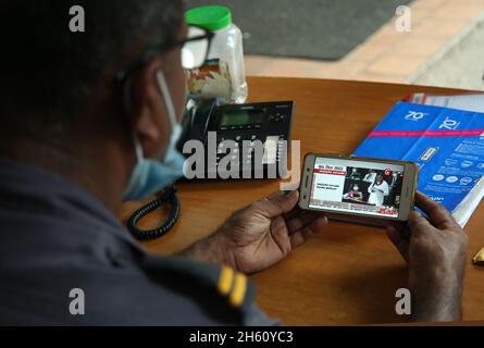 Colombo, Sri Lanka. 12 novembre 2021. 12 novembre 2021, colombo, Sri Lanka: Un funzionario di sicurezza guarda il discorso di bilancio del Ministro delle Finanze dello Sri Lanka Basil Rajapaksa in Parlamento dal suo ufficio in televisione a Colombo il 12 novembre 2021. (Credit Image: © Pradeep Dambarage/ZUMA Press Wire) Credit: ZUMA Press, Inc./Alamy Live News Foto Stock