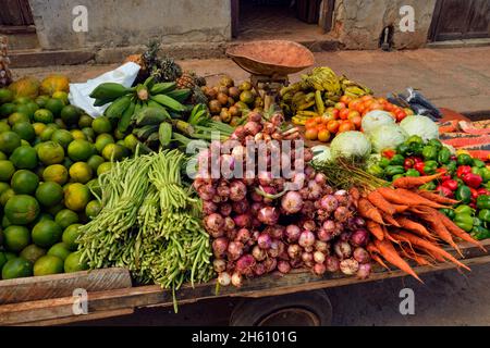 Venditori ambulanti in Havana centrale - verdure in vendita, la Habana (l'Avana), Habana, Cuba Foto Stock