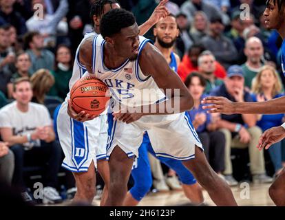 New York, New York, Stati Uniti. 9 Nov 2021. Il centro Duke Blue Devils Mark Williams (15) afferra un rimbalzo nella seconda metà durante lo state Farm Champions Classic al Madison Square Garden a New York City. Duke sconfisse il Kentucky 79-71. Duncan Williams/CSM/Alamy Live News Foto Stock