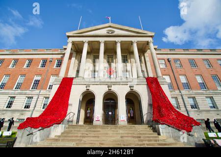 Red Poppy Cascade - Chesterfield Town Hall, Derbyshire, coperto di papaveri rossi per il giorno della commemorazione. Foto Stock