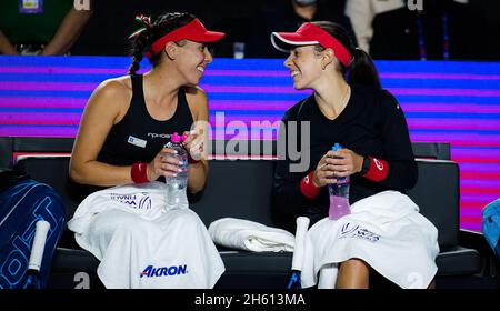 Guadalajara, Messico. 11 Nov 2021. Giuliana Olmos del Messico e Sharon Fichman del Canada in azione durante il primo round raddoppia la partita in occasione delle finali Akron WTA Guadalajara 2021, Masters WTA torneo di tennis il 11 novembre 2021 a Guadalajara, Messico - Foto: Rob Prange/DPPI/LiveMedia Credit: Independent Photo Agency/Alamy Live News Foto Stock